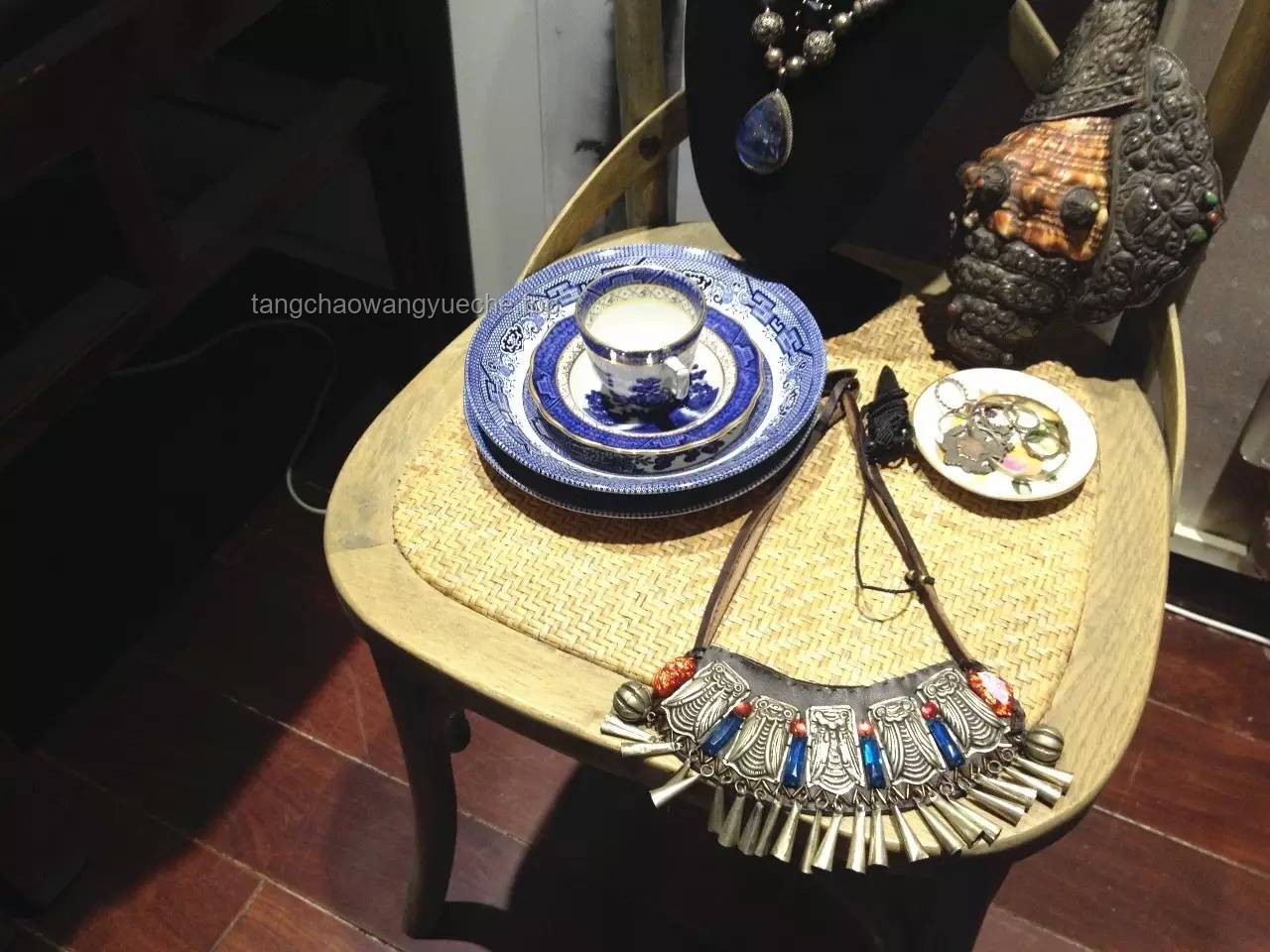 寻找穿越时光的旧物：古董、复古品、二手商品与复刻品的对比分析